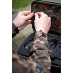 Funda Fox Camolite Mini Micron -Pesca Equipos Tienda CLU452 Fox Camolite Mini Micron Case in use 12 550x550h