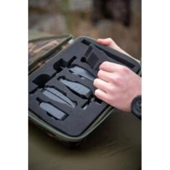 Funda Fox Camolite Mini Micron -Pesca Equipos Tienda CLU452 Fox Camolite Mini Micron Case in use 4 550x550h